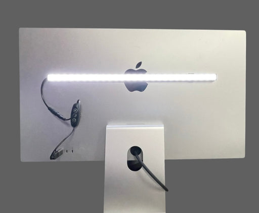 Den 45cm Ideal-Lume Linear Profil op engem 27 Zoll Apple Studio Display (erfuerdert den optionalen USB-C Adapter)